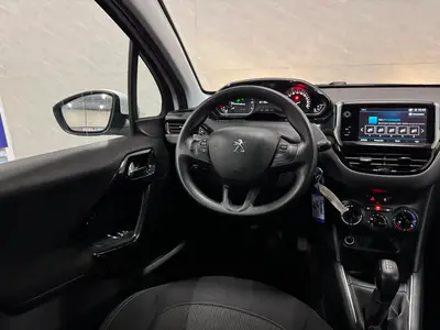 Peugeot 208 - Thumbnail 13