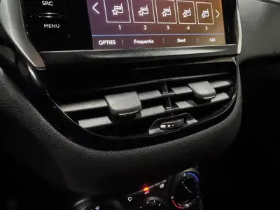Peugeot 208 - Thumbnail 17