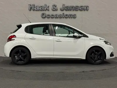 Peugeot 208 - Thumbnail 9