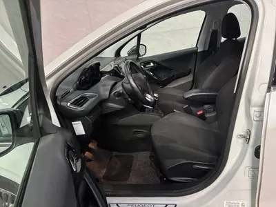 Peugeot 208 - Thumbnail 9