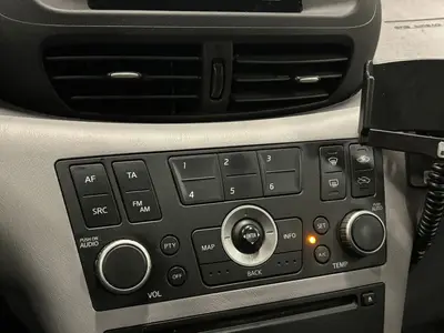 Nissan Almera Tino - Thumbnail 18