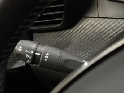 Peugeot 208 - Thumbnail 23