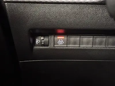 Peugeot 208 - Thumbnail 26